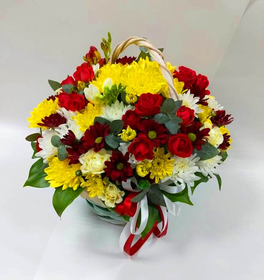 Цветочная композиция из Хризантемы и Розы в корзине в Букачаче
