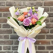 Букет цветов из:  Лизиантусы и Розы в Букачаче