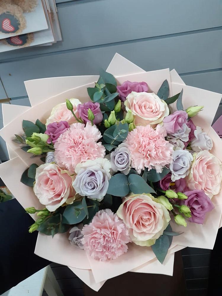 Букет цветов из: Розы, Гвоздики и Лизиантусы в Букачаче